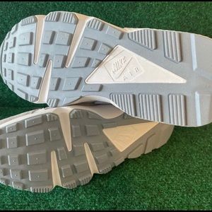 WOMEN'S NIKE AIR HUARACHE CASUAL SHOES Size 6